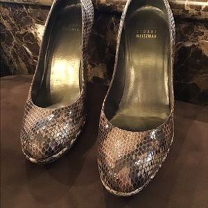 🎉🎉HOST PICK STUART WEITZMAN CROC EMBOSSED HEELS